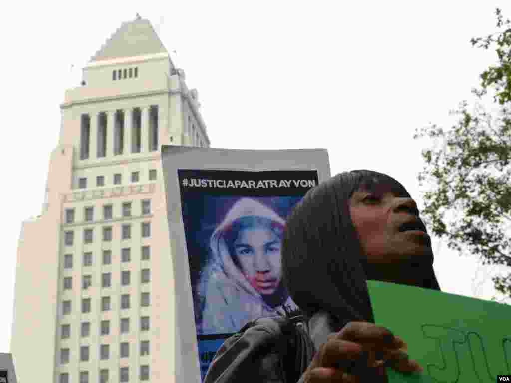 示威现场隔壁就是洛杉矶市政府（美国之音国符拍摄）