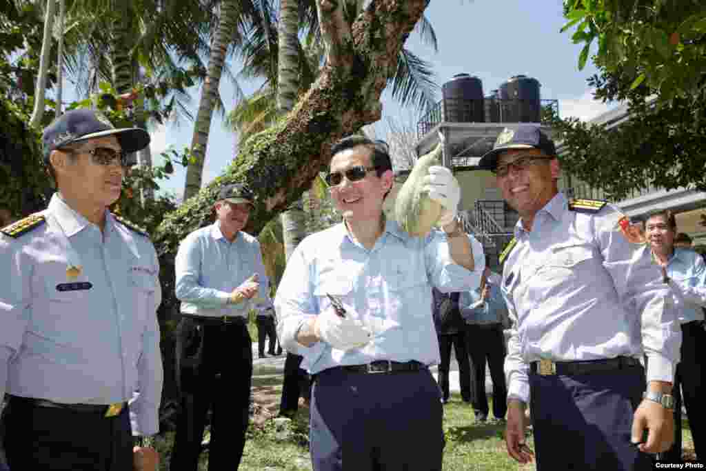 马总统亲摘太平岛蔬果（台湾总统府）