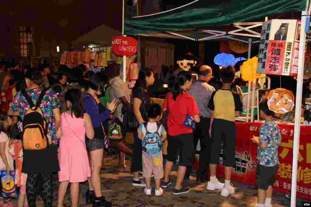 香港支联会在尖沙嘴钟楼旁举办中秋民主灯火行动 (美国之音海彦拍摄)