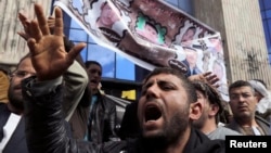 在埃及首都开罗，一名被绑架的埃及人质的家人参加示威。