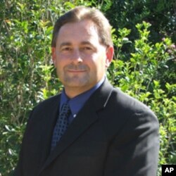 亨德森郡政府律师克林特•戴维斯