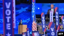 ອະ​ດີດ​ປະ​ທາ​ນາ​ທິ​ບໍ​ດີ ບາ​ຣັກ ໂອ​ບາ​ມາ ກ່າວ​ຄຳ​ປາ​ໄສ​ໃນ​ກອງ​ປະ​ຊຸມ​ແຫ່ງ​ຊາດ​ພັກ​ເດ​ໂມ​ແຄ​ຣັດ ວັນ​ທີ​ສອງ ຢູ່​ສະ​ໜາມ​ກິ​ລາ United Center ໃນ​ນະ​ຄອນ ຊິ​ຄາ​ໂກ, ລັດ ອີ​ລີ​ນອຍ, 20 ສິງ​ຫາ 2024.