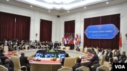 中國和東盟國家領導人星期一出席在柬埔寨金邊舉行的第15次東盟首腦會議