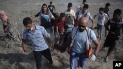 巴勒斯坦醫護人員和抗議者疏散一名衝突中受傷的男子