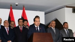 利比亞新總理馬蒂格(中)舉行記者會