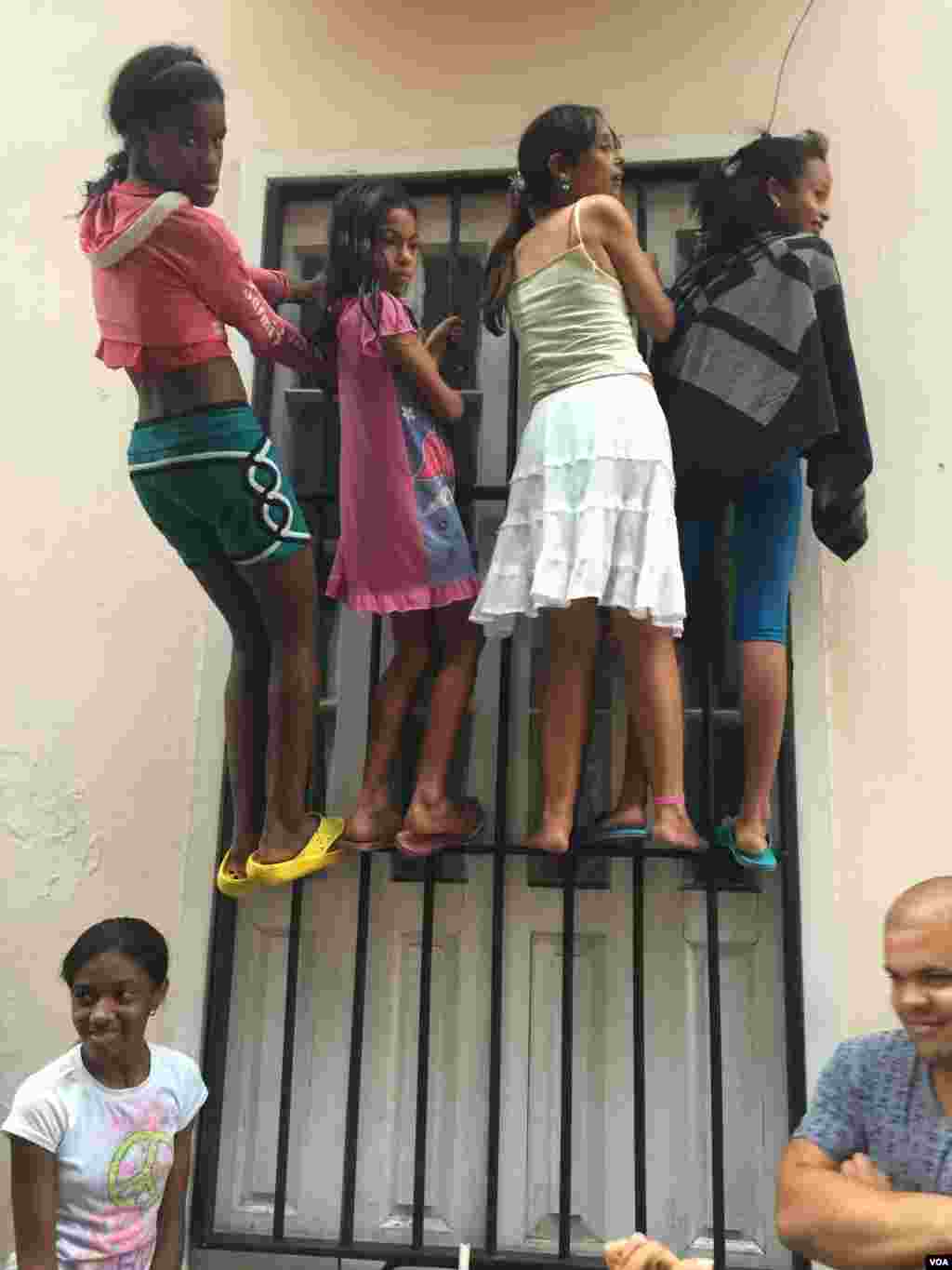 古巴人雨中等待： 争看美国总统奥巴马 （美国之音/马奇）