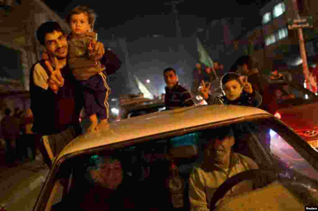 2012年11月21日，巴勒斯坦人在加沙市慶祝以色列和哈馬斯停火。 