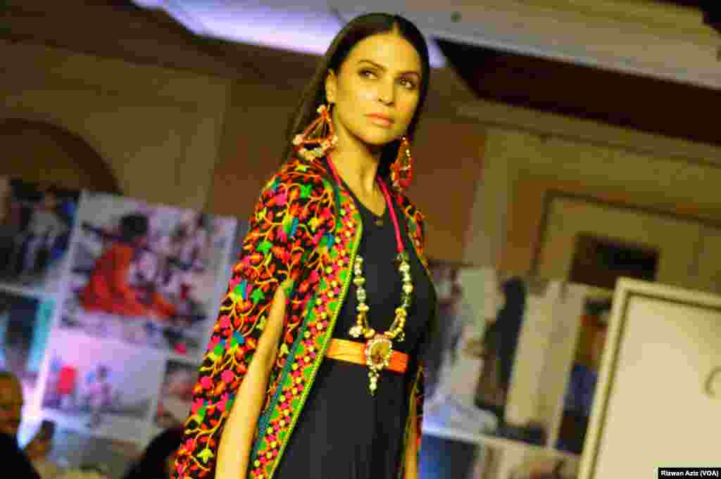 伊斯兰堡的时装秀展示阿富汗难民手工制作的首饰（联合国难民署，2018年9月8日）。