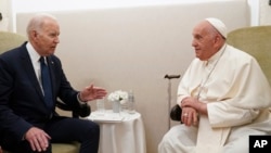 Джо Байден встречается с Папой Римским Франциском в Савеллетри, Италия, 14 июня 2024 года. (архивное фото AP/Kevin Lamarque)