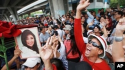 在泰国前总理英拉没有到庭接受宣判后，她的支持者在最高法院外欢呼（2017年8月25日）