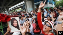 在泰國前總理英祿沒有到庭接受宣判後，她的支持者在最高法院外歡呼（2017年8月25日）