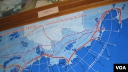 俄羅斯北極博物館中展示的一幅1980年繪製北極航道圖，以及服務北極航道的蘇聯破冰船隊照片。（美國之音白樺） 