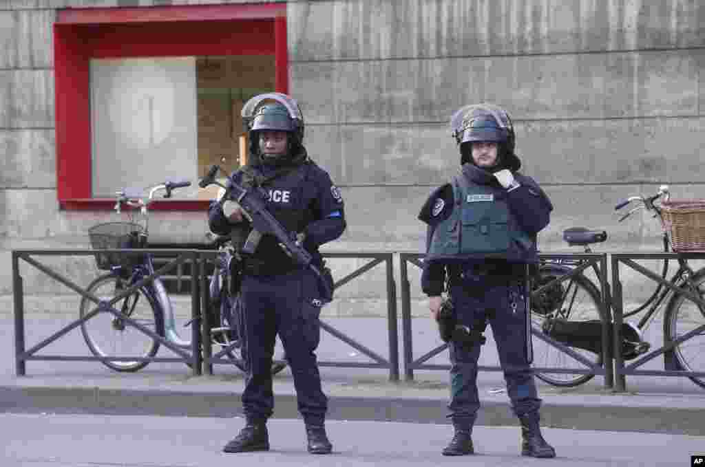 2017年2月3日卢浮宫出事后，警察警戒。