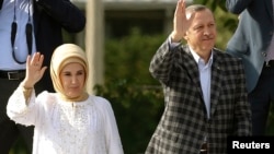 土耳其总理埃尔多安和夫人向支持者挥手