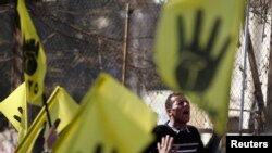 12月27號穆兄會成員在周五禱告後於開羅南部郊區麥迪的阿拉亞清真寺前呼喊反軍方口號。