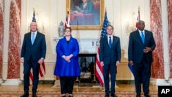 从左至右：澳大利亚国防部长达顿、澳大利亚外交部长佩恩、美国国务卿布林肯和美国国防部长奥斯汀在华盛顿美国国务院总部合影。(2021年9月16日)