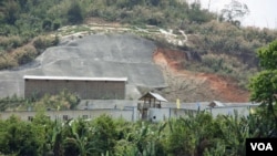 缅甸克钦邦伊洛瓦底江源头密松水电站项目建筑工人住宿区资料照。（美国之音施锐福拍摄）
