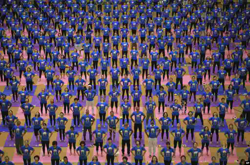 在越南河内的一个体育馆，人们摆出瑜伽姿态（2016年）