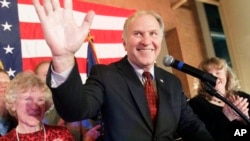 2010年11月美国众议员夏伯特(Steve Chabot)在辛辛那提的竞选集会上（资料照片）