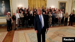 特朗普总统在白宫东室与全美各地的治安官会面期间回答媒体提问。（2018年9月5日）