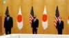 美国国务卿布林肯（中）和美防长奥斯汀（左）在东京与日本首相菅义伟合影。（法新社 2021年3月16日）