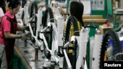 世界最大自行车制造商台湾捷安特公司的工人在台中的一条自行车装配线上。（2008年4月）