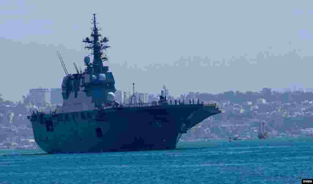 日本直升机护卫舰日向号离港（DVIDS photo)