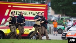 2016年7月22日慕尼黑大批警察在枪击发生地点附近警戒。