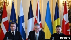 Президент Франции Эммануэль Макрон, премьер-министр Великобритании Кир Стармер и президент Украины Владимир Зеленский на пленарном заседании в рамках саммита в Лондоне 2 марта 2025 года.