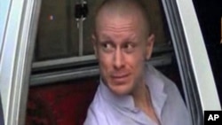 Người lao động Pakistan làm việc trên một cây cầu khi mặt trời lặn ở thành phố Islamabad.