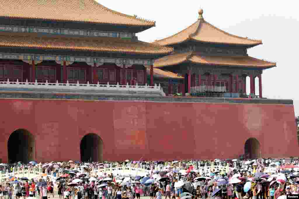 众多游客参观北京市中心的故宫，或者叫紫禁城（2018年7月31日）。笔者用谷歌检索&ldquo;故宫人满为患&rdquo;，谷歌显示有4590个结果。2017年8月，故宫博物院院长单霁翔表示，&ldquo;故宫是世界上唯一一座年接待观众数量超过一千万的博物馆&rdquo;，2012年故宫参观人数曾达到历史最高峰的1534万人次；&ldquo;观众无限制的增加，文物和古建筑群都难以承受。&rdquo;