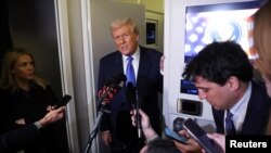 Президент Дональд Трамп общается с журналистами на борту Air Force One по возвращении в Вашингтон, округ Колумбия, 9 марта 2025 
