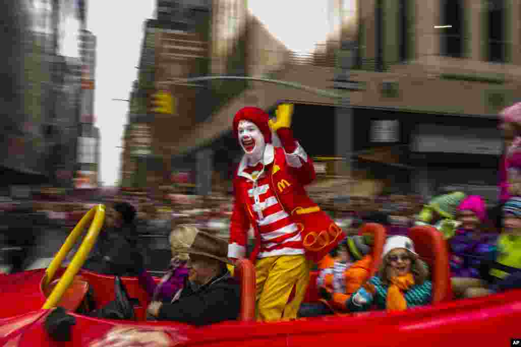 纽约梅西百货公司第89届感恩节大游行（Macy&#39;s Thanksgiving Day Parade）中有麦当劳的小丑形象罗纳德&middot;麦当劳(Ronald McDonald, 2015年11月26日） 