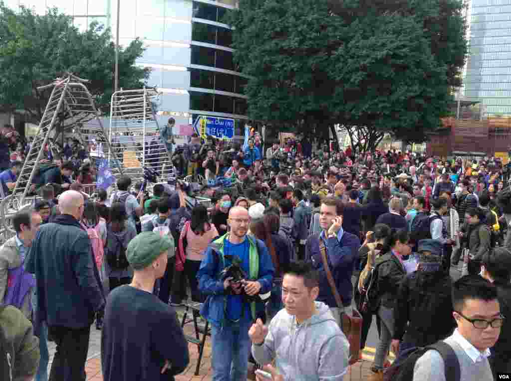 高等法院执达主任在金钟中信大厦展开清理障碍物行动（美国之音海彦拍摄）