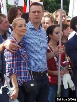 去年6月的莫斯科反政府游行中，纳瓦尔尼（左二）和妻子（左一） (美国之音白桦)