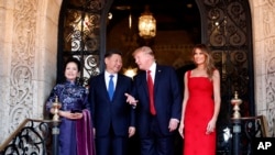 2017年4月6日，美國總統川普和夫人同中國國家主席習近平和夫人在佛羅里達州海湖莊園廳堂前合影。