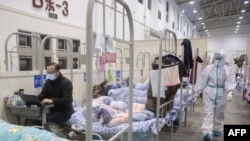 武漢輕症新冠病毒感染者被收住在一所臨時改建的方艙醫院裡。（2020年2月17日）