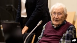 前納粹軍官奧斯卡·格羅寧在德國盧恩堡法院受審。