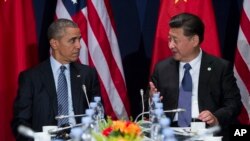 美国总统奥巴马与中国国家主席习近平（右）在巴黎气候峰会期间举行会晤。（2015年11月30日）