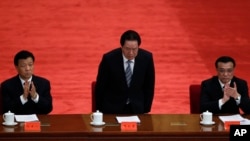 2012年5月周永康（中）、李克强和刘云山（左）在庆祝中国共青团成立90周年大会上被一一介绍。