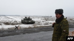 一名親俄分離份子星期四在德巴爾切夫外圍站崗