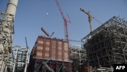 資料照片：2018年5月23日，巴基斯坦南部信德省塔爾帕卡區沙漠中的伊斯蘭科特，由中國援建的發電廠全景。