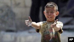 敘利亞城市阿勒頗6月2日被炮轟後﹐該名男童的兄長被炸身亡。