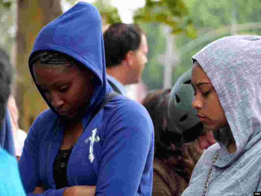 示威民众穿着连帽衫纪念马丁（美国之音国符拍摄）