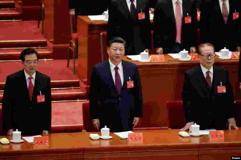 中共总书记习近平、前总书记江泽民和胡锦涛在北京人大会堂召开的中共19大开幕式上（2017年10月18日）。江泽民和胡锦涛虽然坐在习近平旁边，但他们两人在19大主席团常务委员会的名单里却排在20多位现任政治局委员之后。