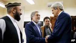 克里在喀布尔与阿富汗总统候选人阿卜杜拉握手