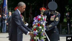 奧巴馬總統星期一在阿靈頓公墓向無名烈士墓獻花圈