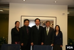 民进党驻美代表处工作人员(美国之音钟辰芳)