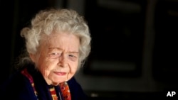 美国多产的阿富汗历史、艺术和考古专家南希·哈奇·度普雷