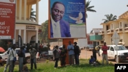 中非共和國總統博齊澤的支持者12月28日在首都班吉站在他的一幅巨型畫像下